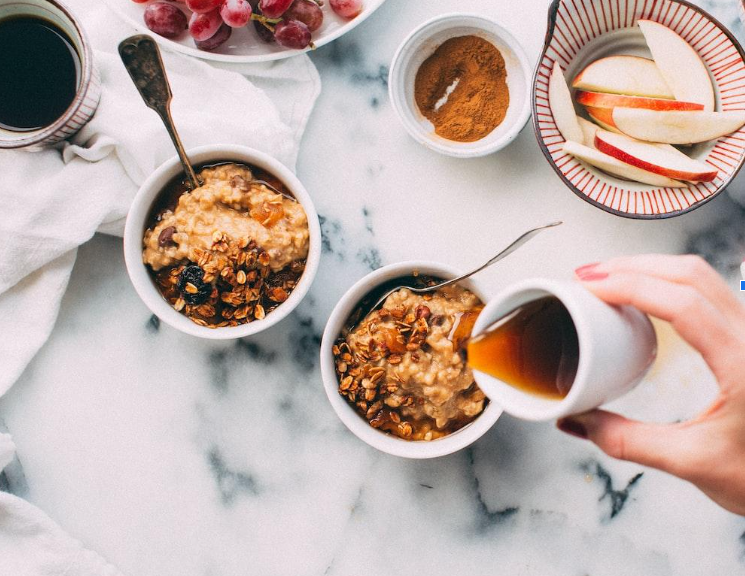 Protein-Packed Sweet Cinnamon Overnight Oats with Frozen Berries